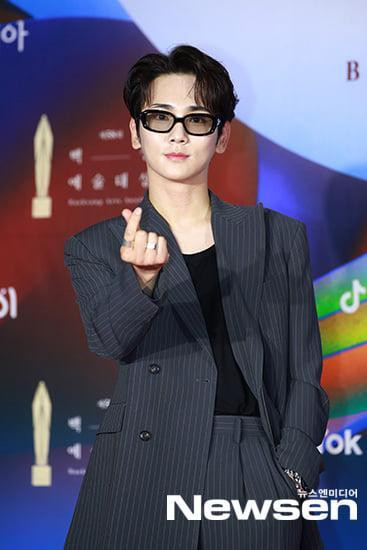 Key (SHINee) lại lựa chọn cho mình một bộ suit kẻ sọc đơn giản nhưng tôn dáng.