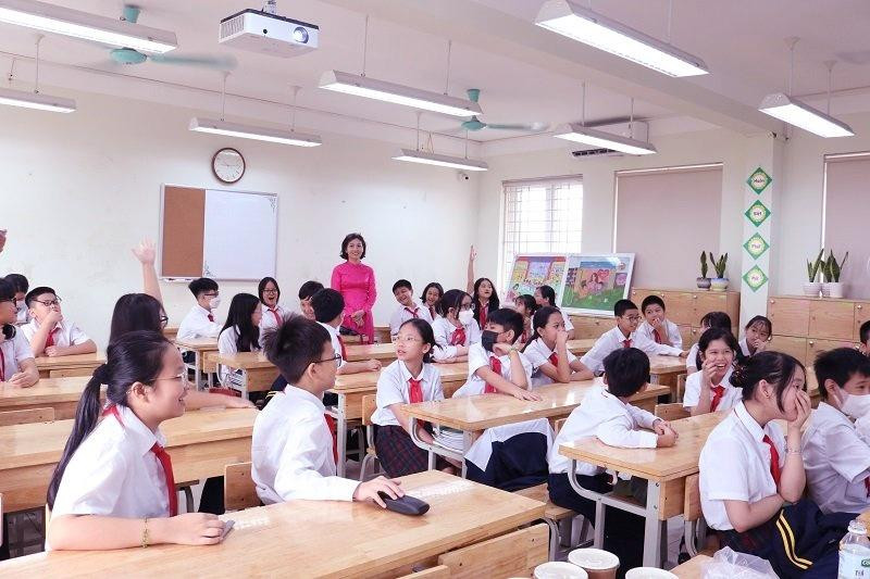 Lớp 6A trước khi bước vào tiết mục Waiting For You (Mono) và &quot;phá cỗ&quot; trà sữa đã có trò chơi hỏi đáp ngắn.