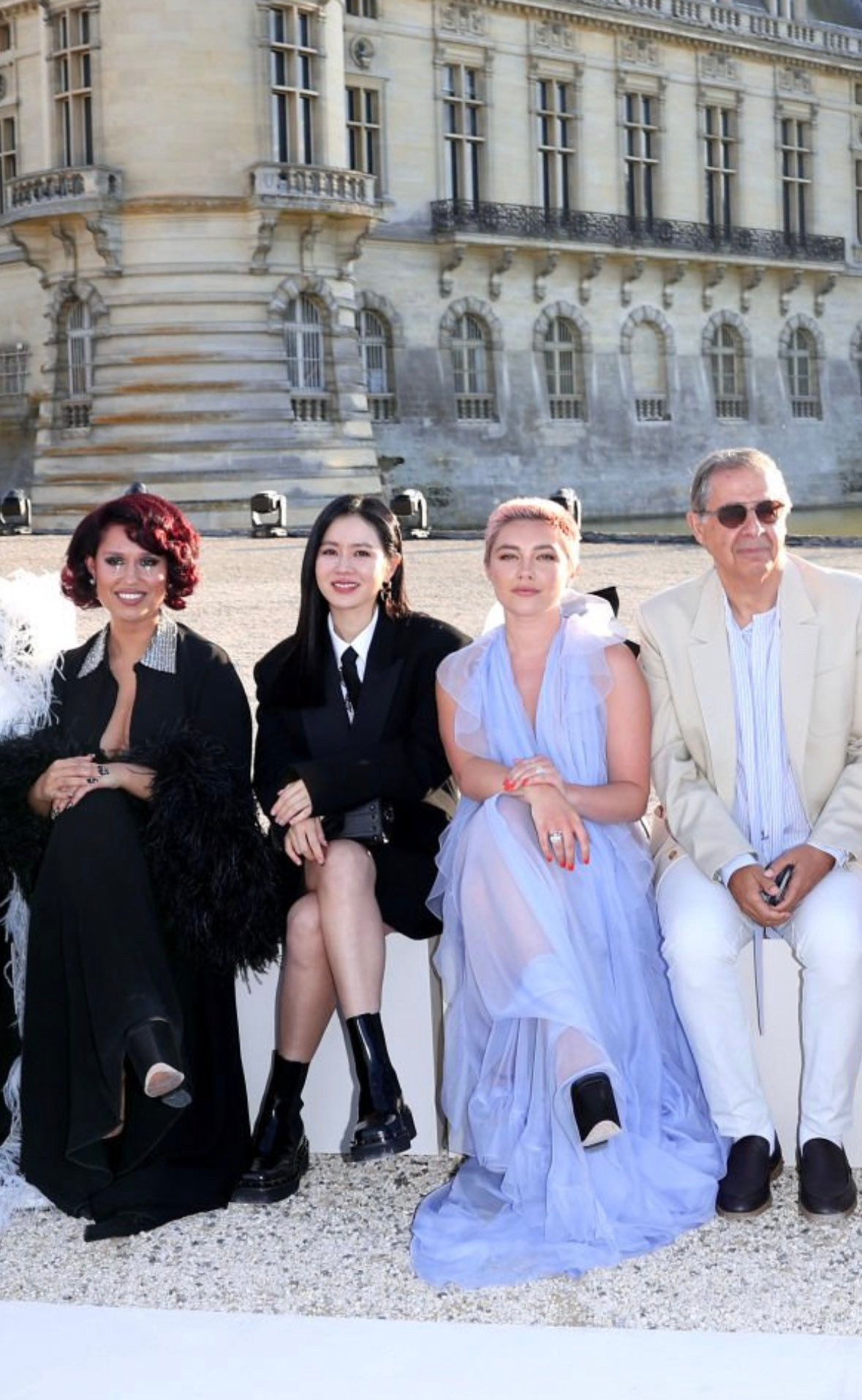 Son Ye Jin tại hàng ghế đầu của show diễn. Son Ye Jin tại hàng ghế đầu của show diễn.