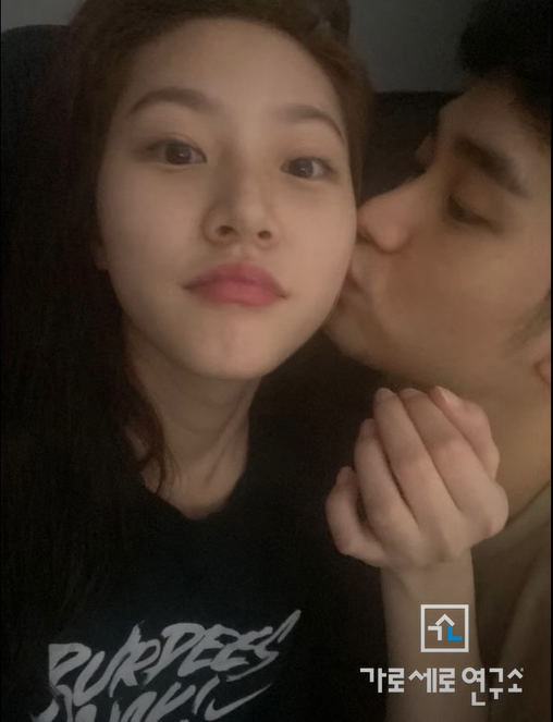 Bức ảnh thơm má được công bố trong livestream. Bức ảnh thơm má được công bố trong livestream.