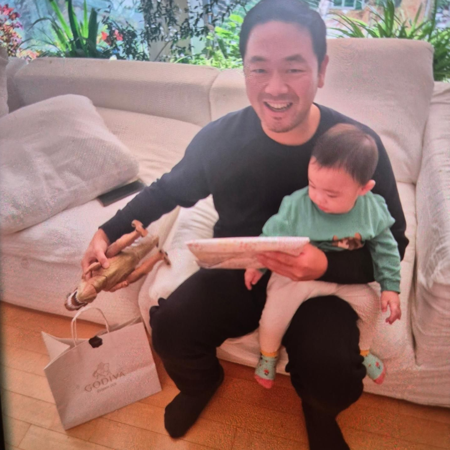 Chồng tôi, Lee Young Don, sinh năm 1982 và vẫn rất vui khi nhận được sôcôla.