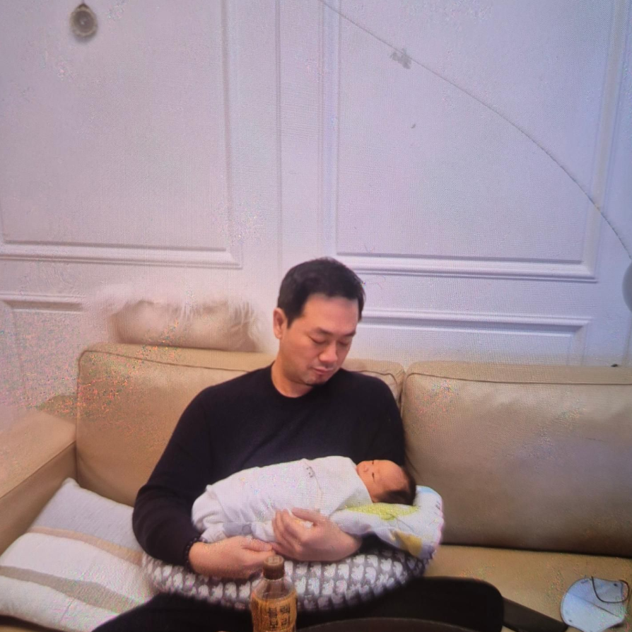 Chú thích trong bức ảnh đầu tiên được cô viết: &quot;Chồng yêu của tôi đẹp quá. Đây là chồng tôi, Lee Young Don, người đã rất bận rộn tận hưởng cuộc sống kể từ khi kết hôn với tôi. Đó giờ tất bật quá rồi, nay anh có thể thoải mái, thư giãn rồi nhé&quot;.