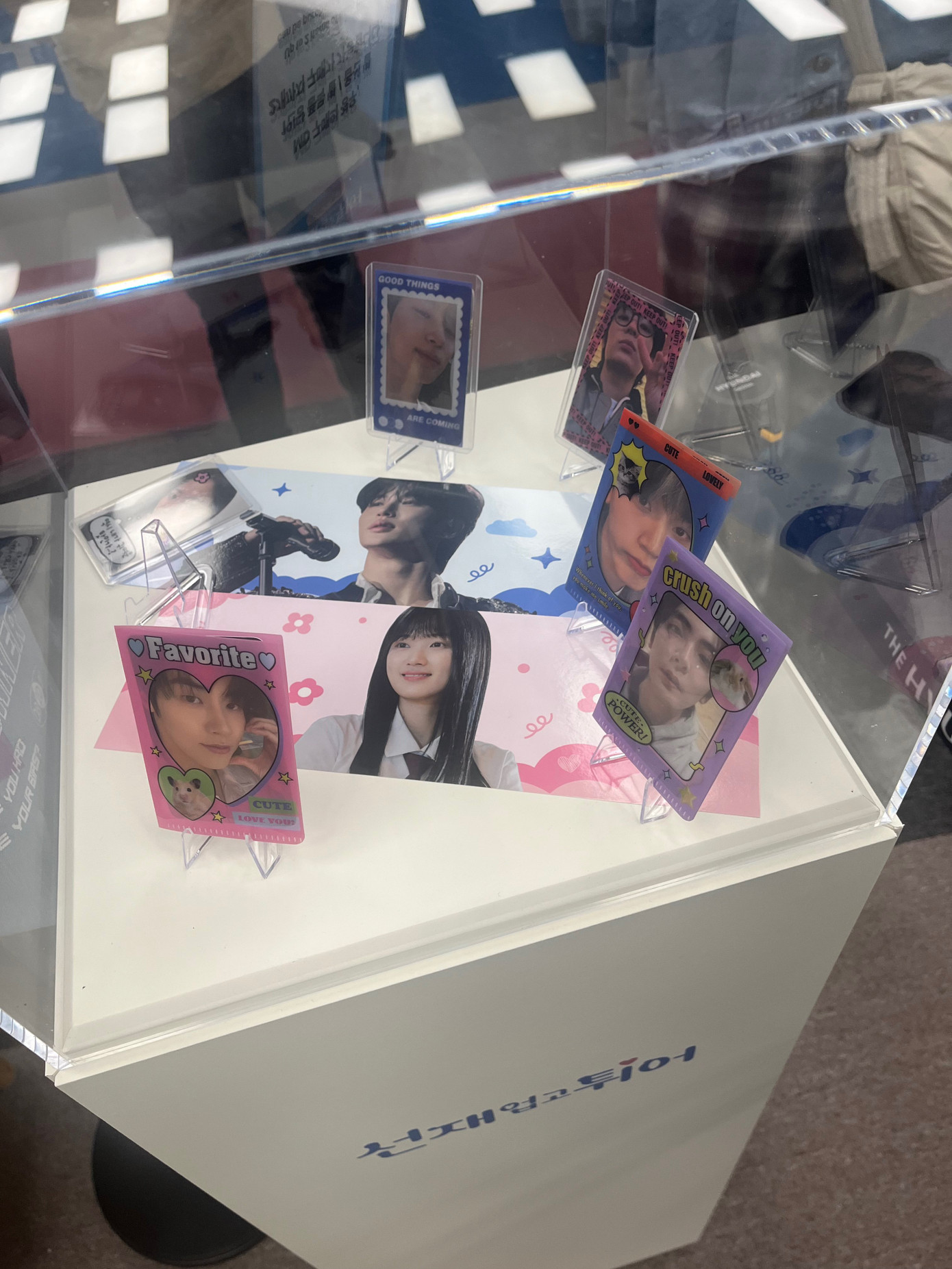 Ngoài ảnh, card bo góc của các nhân vật, điện thoại gắn móc treo đôi hay chiếc đồng hồ xuyên không cũng được trưng bày tại pop-up. Ngoài ảnh, card bo góc của các nhân vật, điện thoại gắn móc treo đôi hay chiếc đồng hồ xuyên không cũng được trưng bày tại pop-up.