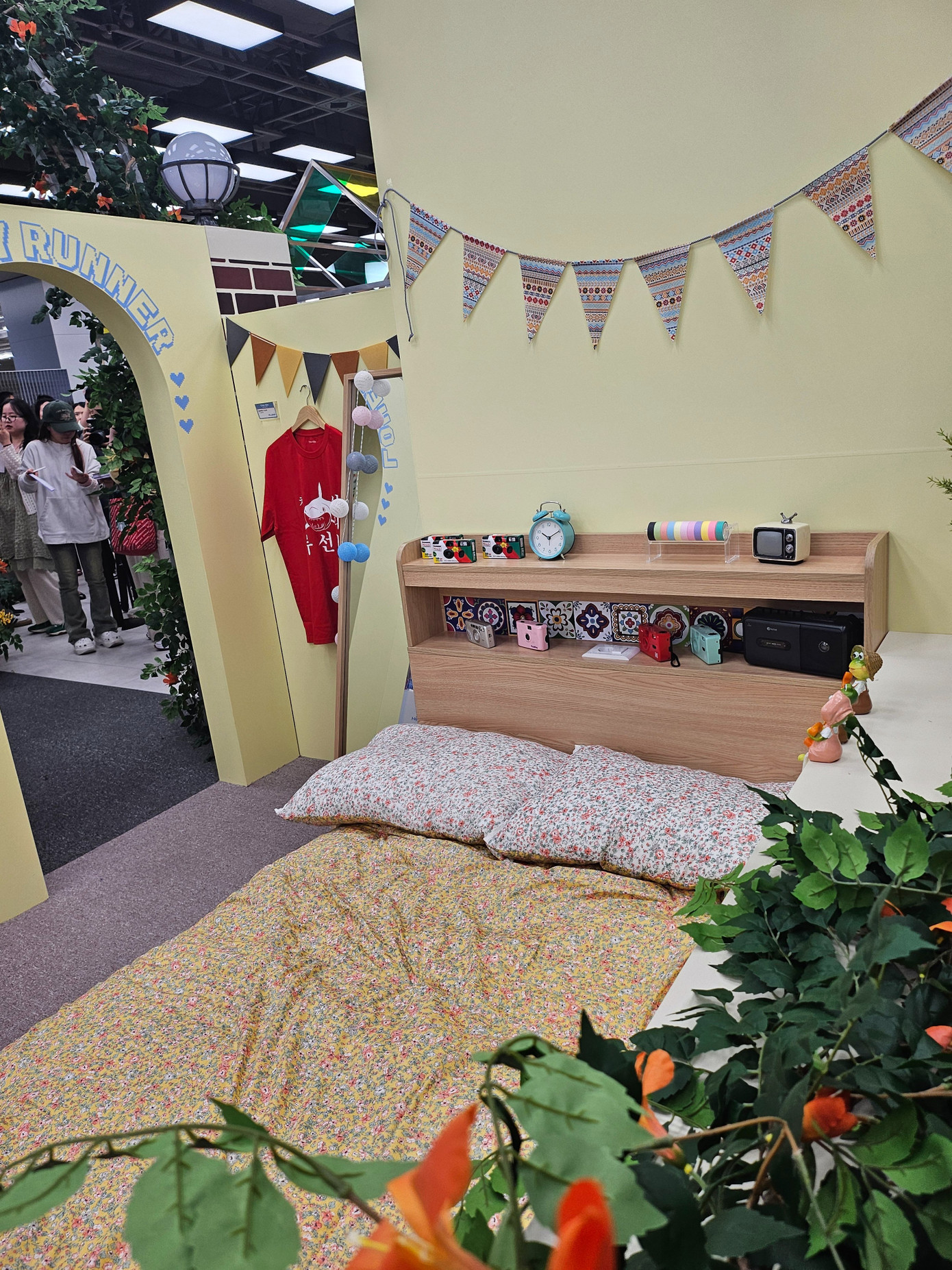 Giường của Sol được dựng lại. Giường của Sol được dựng lại.