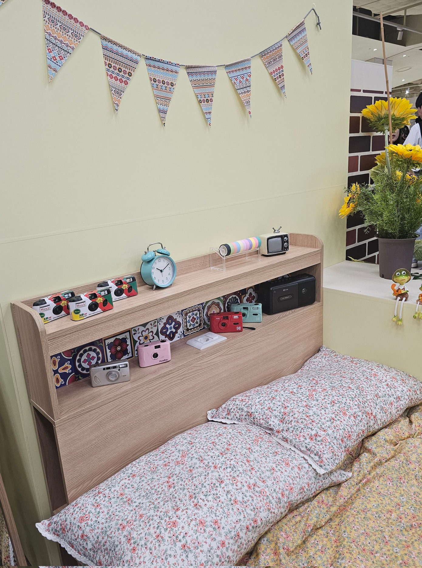 Giường của Sol được dựng lại. Giường của Sol được dựng lại.