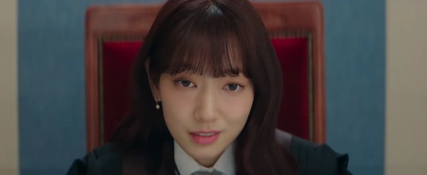 Park Shin Hye khắc họa rõ và chân thực sự khác biệt của Kang Bit Na trước và sau khi bị Justitia mượn xác.