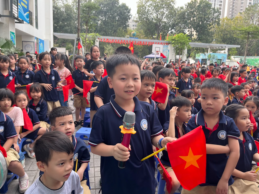 Các bạn học sinh phấn khích tham gia và cổ vũ hết mình trong từng trò chơi. Các bạn học sinh phấn khích tham gia và cổ vũ hết mình trong từng trò chơi.