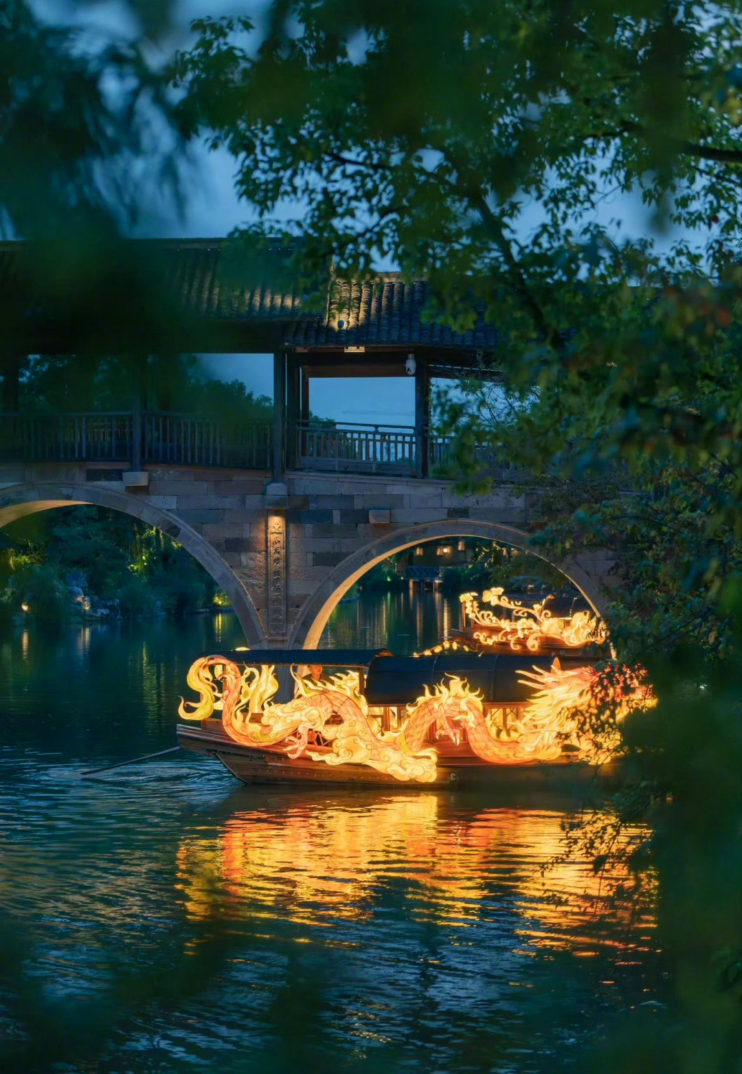 Cận cảnh chiếc thuyền được cho là sẽ đón khách mời tới trung tâm GQ Thịnh Điển ngày mai.