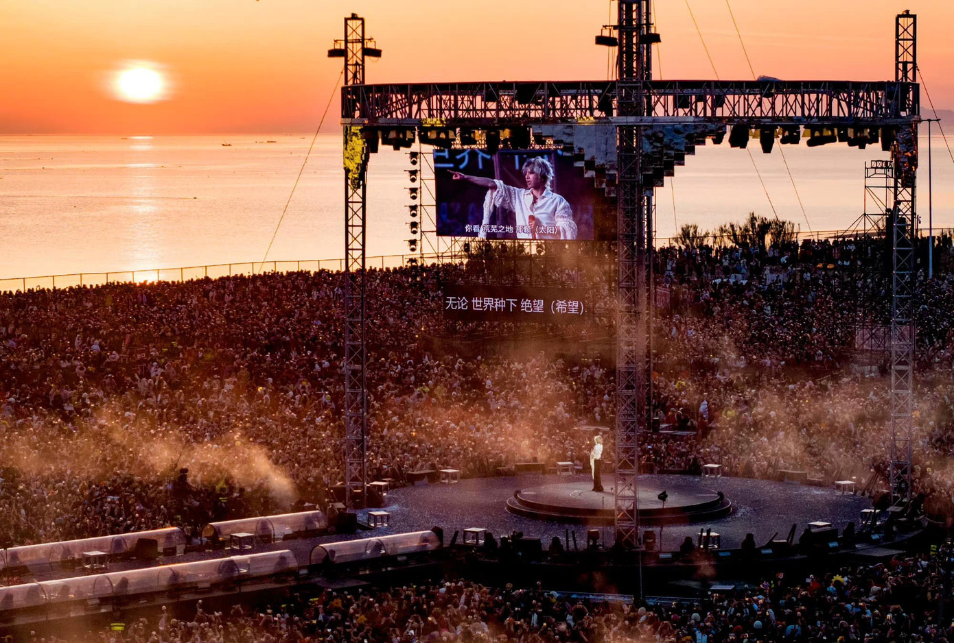 Bức hình được xếp vào bộ sưu tập "đỉnh nhất" hậu concert vì có tất cả những điều hoàn hảo: Hoa Thần Vũ, Hỏa Tinh Nhân và bình minh.