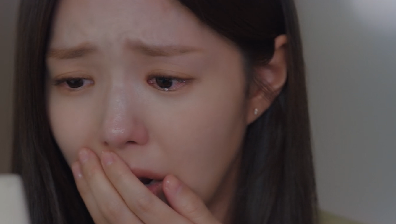 Hee Joo bật khóc, trông cô đau buồn nhiều hơn là sợ hãi. Tập 3 có thể sẽ đầy kịch tính với những phân cảnh biến đổi tâm lý phức tạp của cô.