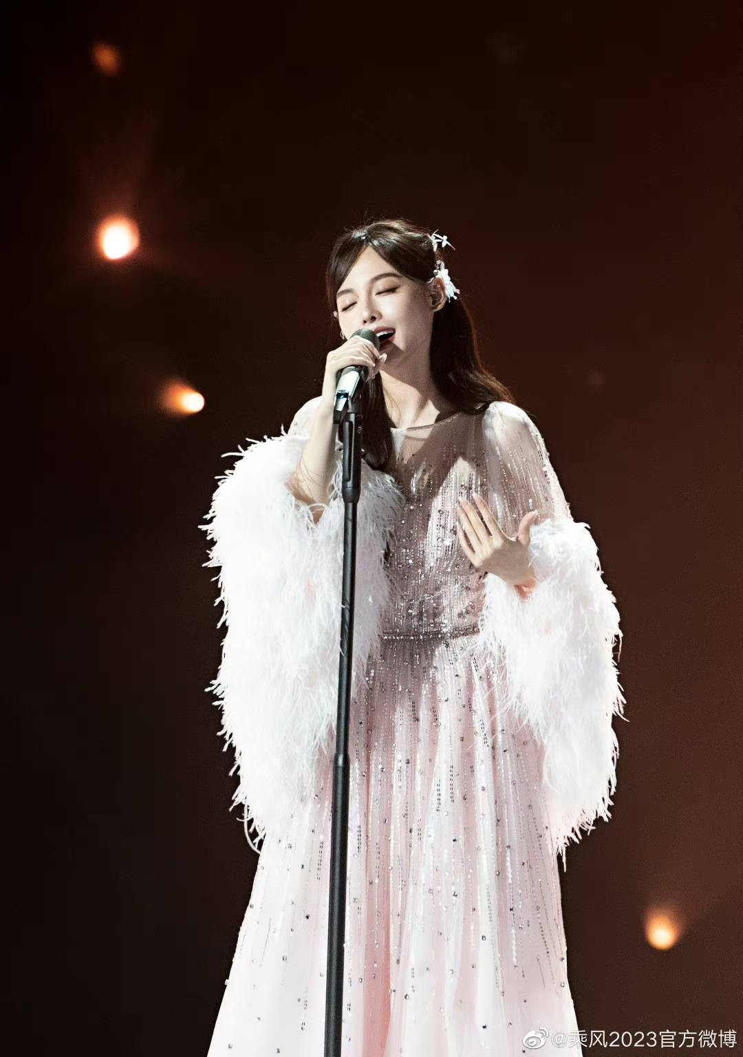 Trương Gia Nghê xinh đẹp lộng lẫy trong sân khấu đầu tiên tại Đạp Gió 2023. Trương Gia Nghê xinh đẹp lộng lẫy trong sân khấu đầu tiên tại Đạp Gió 2023.