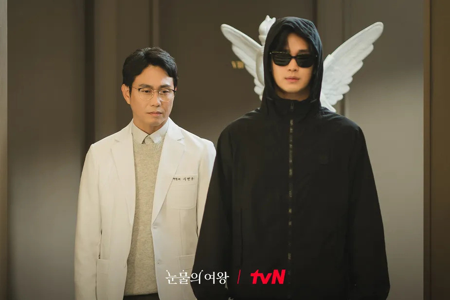 Ở vũ trụ Queen of Tears, Jung Se là người an ủi cho Kim Soo Hyun, dù thực tế hôn nhân của anh cũng chẳng khá hơn.