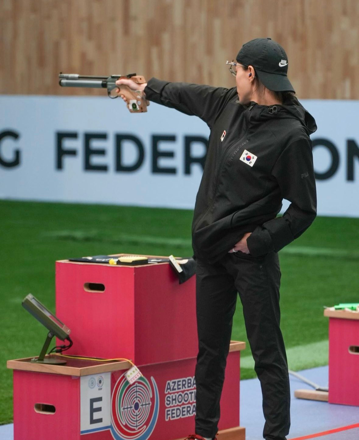 Trái với gương mặt sắc lạnh khi thi đấu, Kim Yeji khiến cư dân mạng thích thú khi cô đeo một chú voi bông ở hông khi thi đấu. Đây là món quà may mắn mà con gái 5 tuổi tặng cô. Trái với gương mặt sắc lạnh khi thi đấu, Kim Yeji khiến cư dân mạng thích thú khi cô đeo một chú voi bông ở hông khi thi đấu. Đây là món quà may mắn mà con gái 5 tuổi tặng cô.