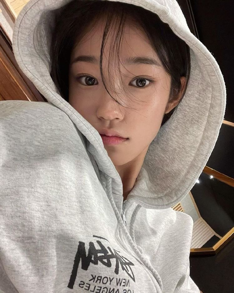 Mặt mộc của Yoonseo cũng xuất sắc không kém lúc trang điểm.