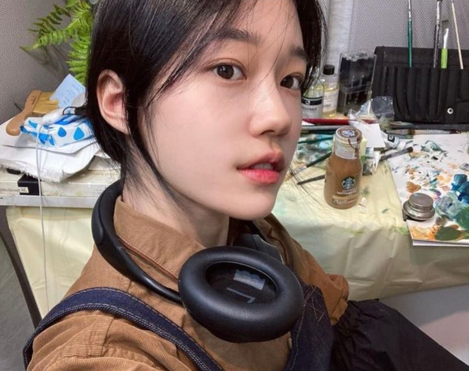 Hình ảnh Yoonseo vui vẻ bên bút màu, tranh vẽ khiến fan đặc biệt yêu thích bởi sự gần gũi như một cô bạn thân đam mê nghệ thuật.