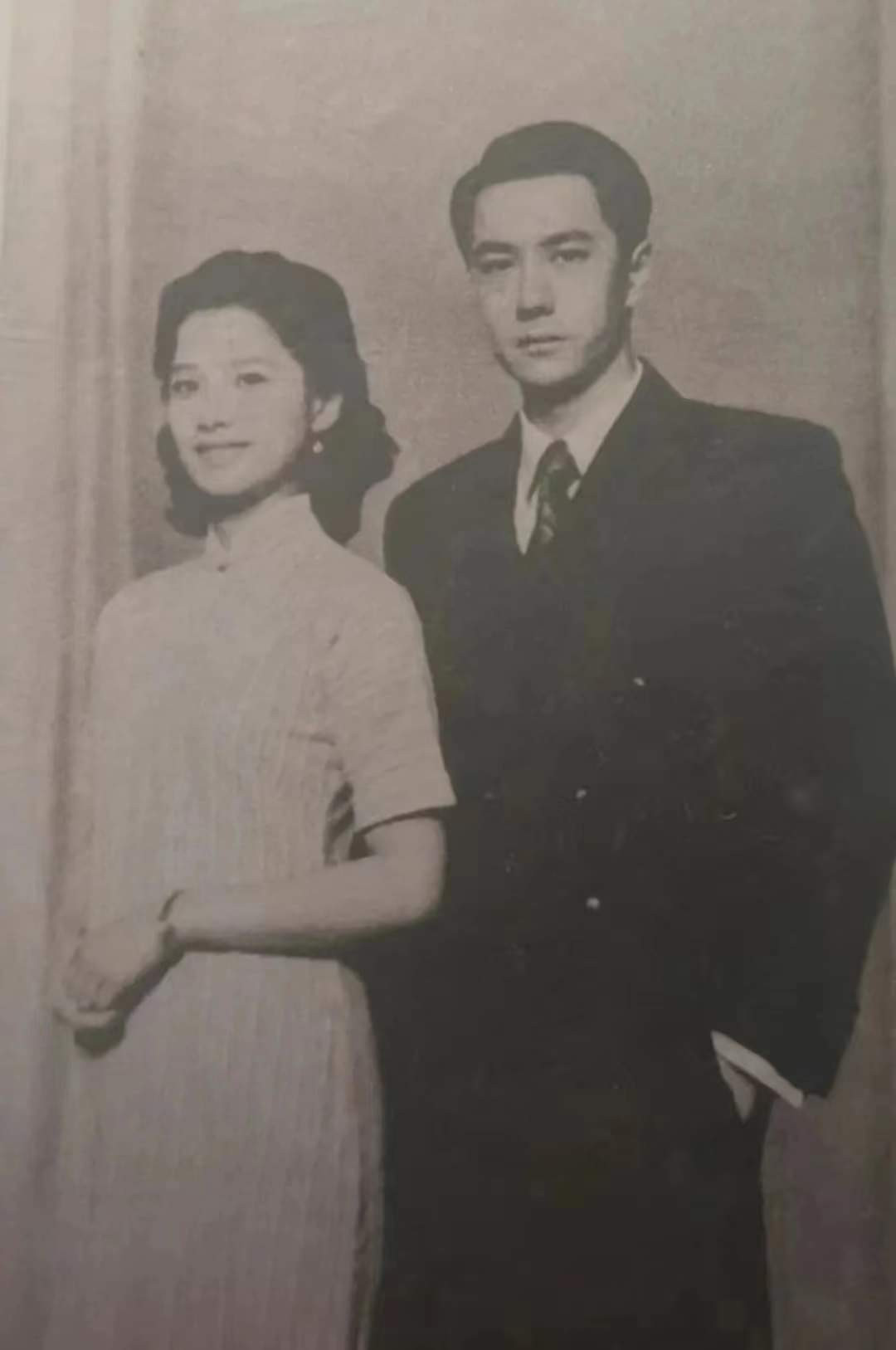 Tạo hình thời dân quốc đầy hoài cổ của thư ký Diệp (Vương Nhất Bác) và Phương tiểu thư (Trương Tịnh Nghi) đã làm mưa làm gió trên các trang mạng xã hội. Tạo hình thời dân quốc đầy hoài cổ của thư ký Diệp (Vương Nhất Bác) và Phương tiểu thư (Trương Tịnh Nghi) đã làm mưa làm gió trên các trang mạng xã hội.