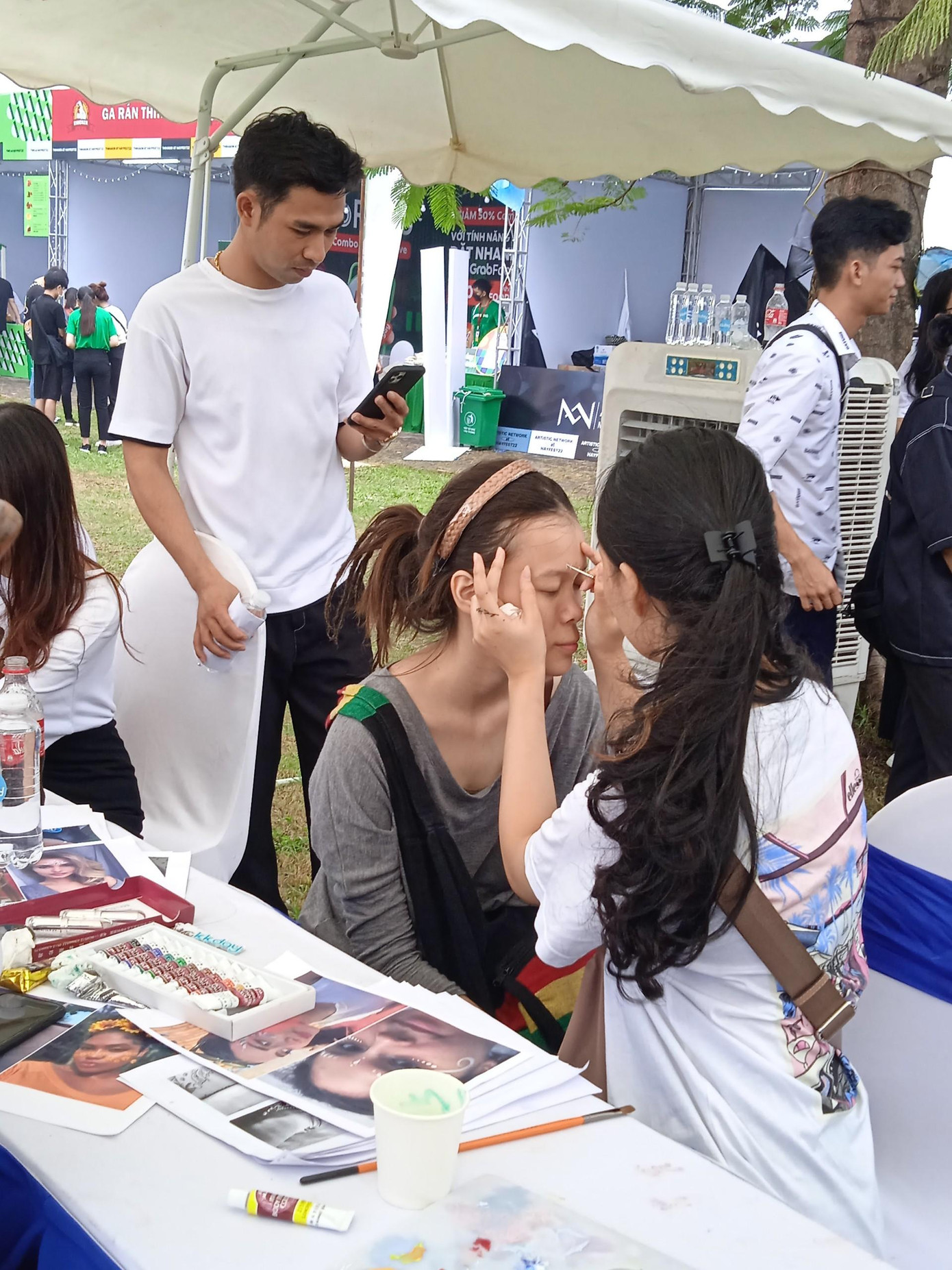 Các bạn trẻ chiến thắng mini-game được tham gia vẽ henna miễn phí.