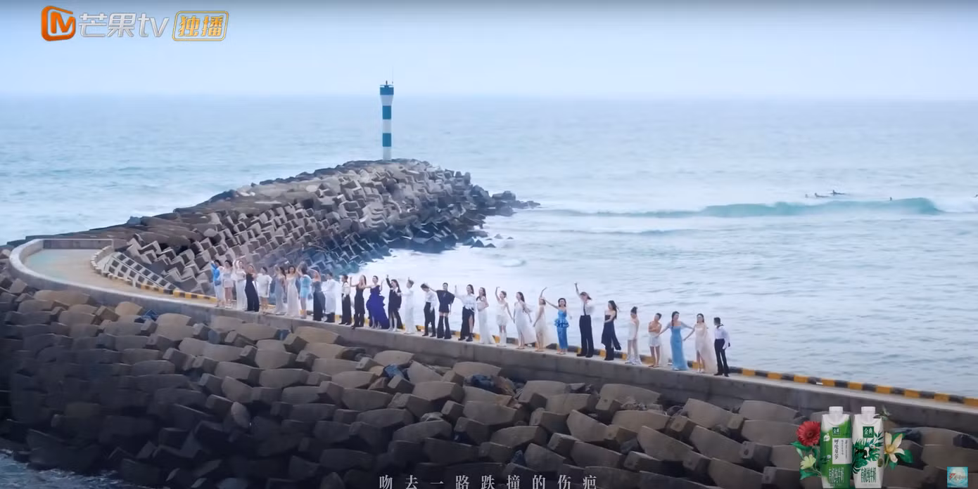 Karina cao 1m88, nổi bần bật giữa dàn "tỷ tỷ" mình hạc sương mai.