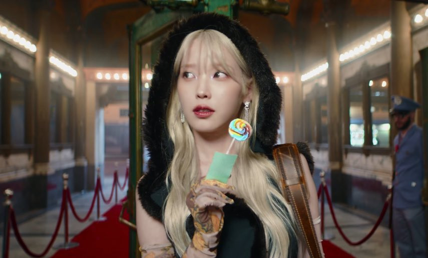 IU đẹp phát sáng trong mái tóc bạch kim, chuyển biến từ hào nhoáng, sang chảnh tới phá cách, nổi loạn trong vai trò vị thần và kẻ trộm.