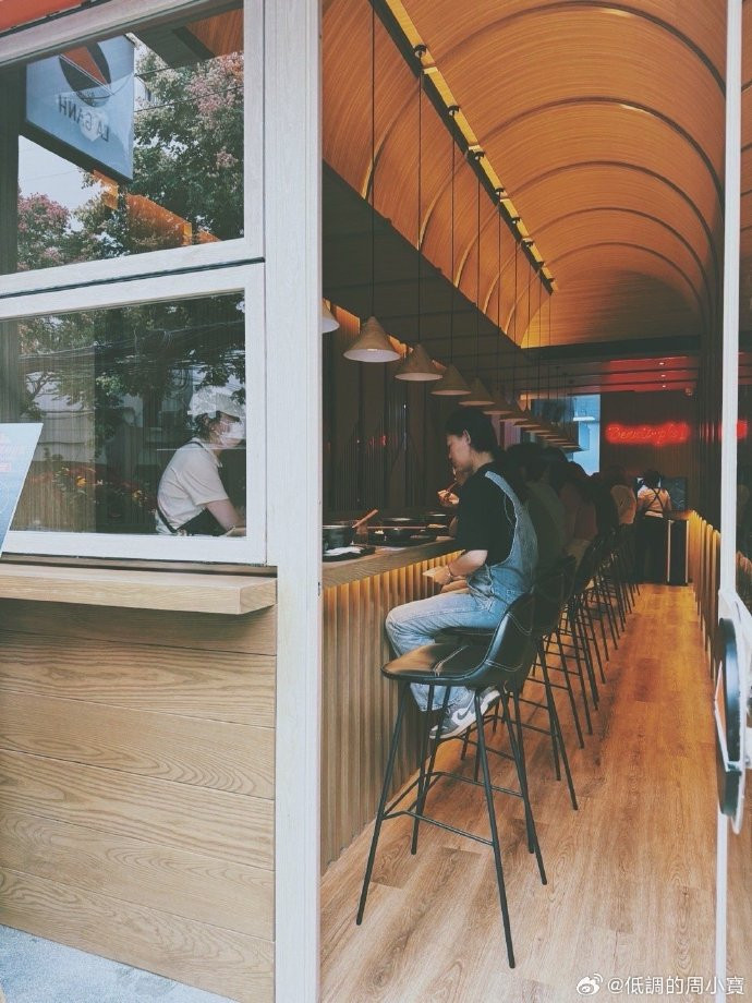 Điểm trừ của La Ganh hiện tại có lẽ là chỗ ngồi khá ít so với nhu cầu của thực khách, cũng như người hâm mộ Chi Pu.