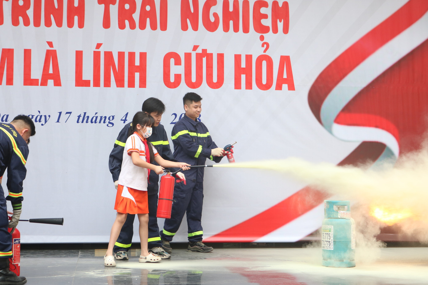 Dù hơi giật mình khi khí hoặc khói từ bình cứu hỏa phun ra, tween vẫn làm tốt nhiệm vụ chữa cháy.