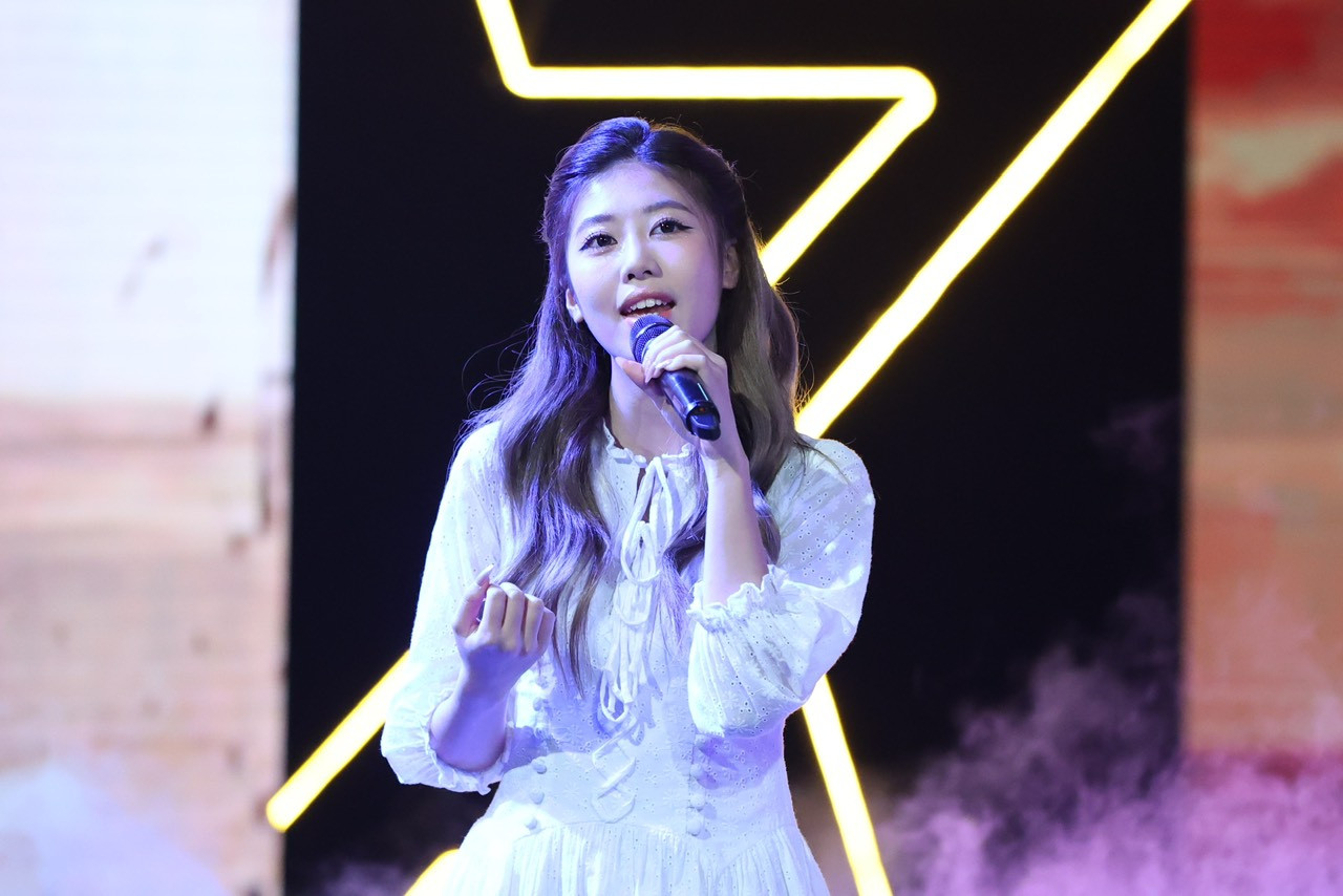 PiaLinh mang tới phần biểu diễn trong trẻo, nhẹ nhàng với ca khúc tự sáng tác - Sớm Mai.