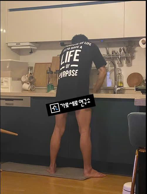 Viện Garo Sero tiết lộ một ảnh được cho là Kim Soo Hyun đang rửa bát ở nhà Sae Ron. Viện Garo Sero tiết lộ một ảnh được cho là Kim Soo Hyun đang rửa bát ở nhà Sae Ron.