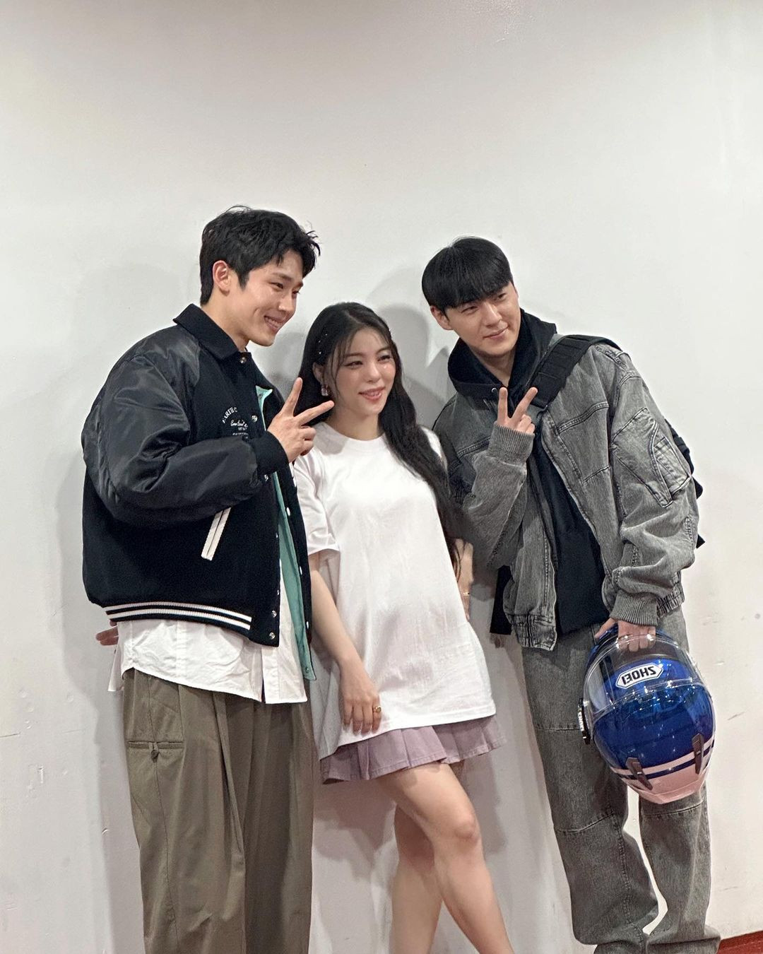 Choi Si Hun chụp hình cùng Ailee với bạn ở hậu trường. Choi Si Hun chụp hình cùng Ailee với bạn ở hậu trường.