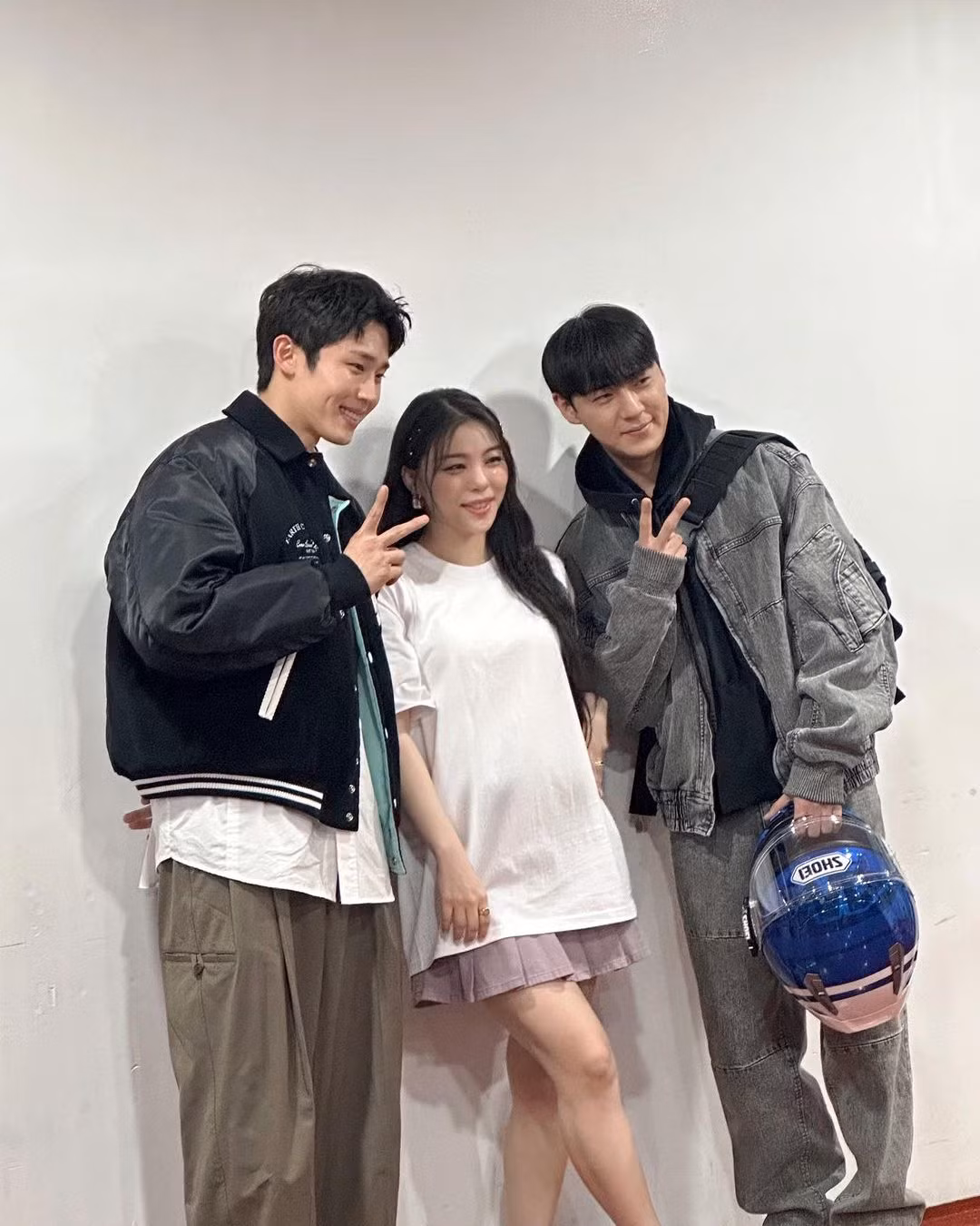 Choi Si Hun chụp hình cùng Ailee với bạn ở hậu trường.