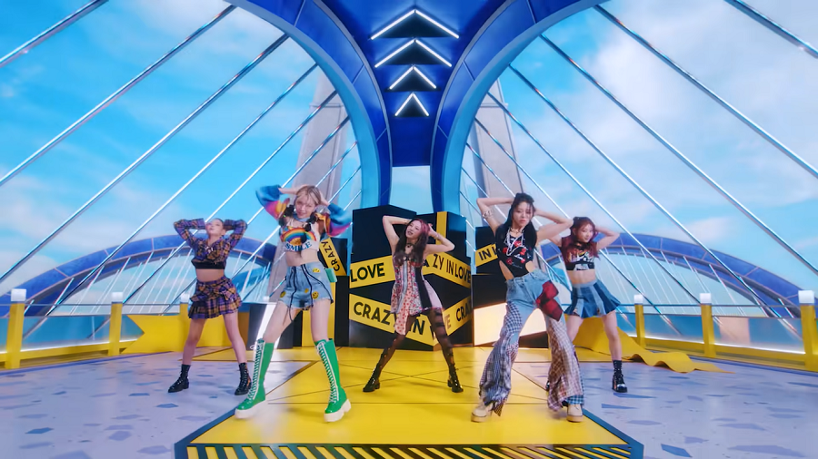 Trời xanh, mây trắng nhưng lại… không có thật. Trời xanh, mây trắng nhưng lại… không có thật.