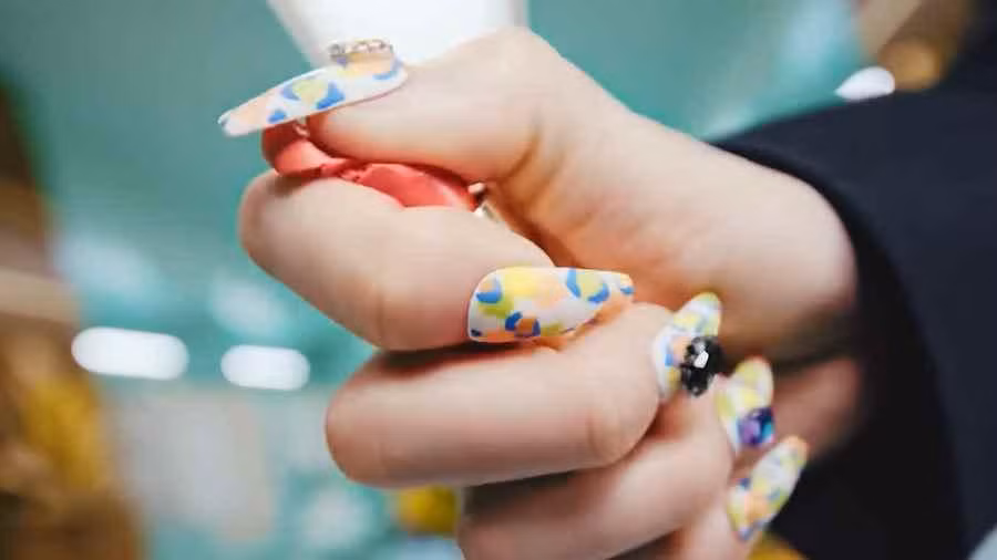 Khi được hỏi có phải Lia đã thực sự nghiền nát thỏi son không, nữ idol tự hào trả lời: “Mình đã thực sự làm vậy đó”. Khi được hỏi có phải Lia đã thực sự nghiền nát thỏi son không, nữ idol tự hào trả lời: “Mình đã thực sự làm vậy đó”.