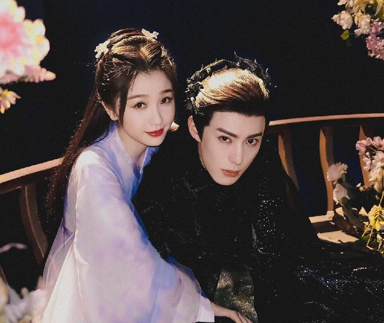 Hai diễn viên khéo léo kéo người xem vào những tình huống dở khóc dở cười, rồi lại khiến người xem phải sụt sùi nước mắt bởi những phân cảnh đau thương.