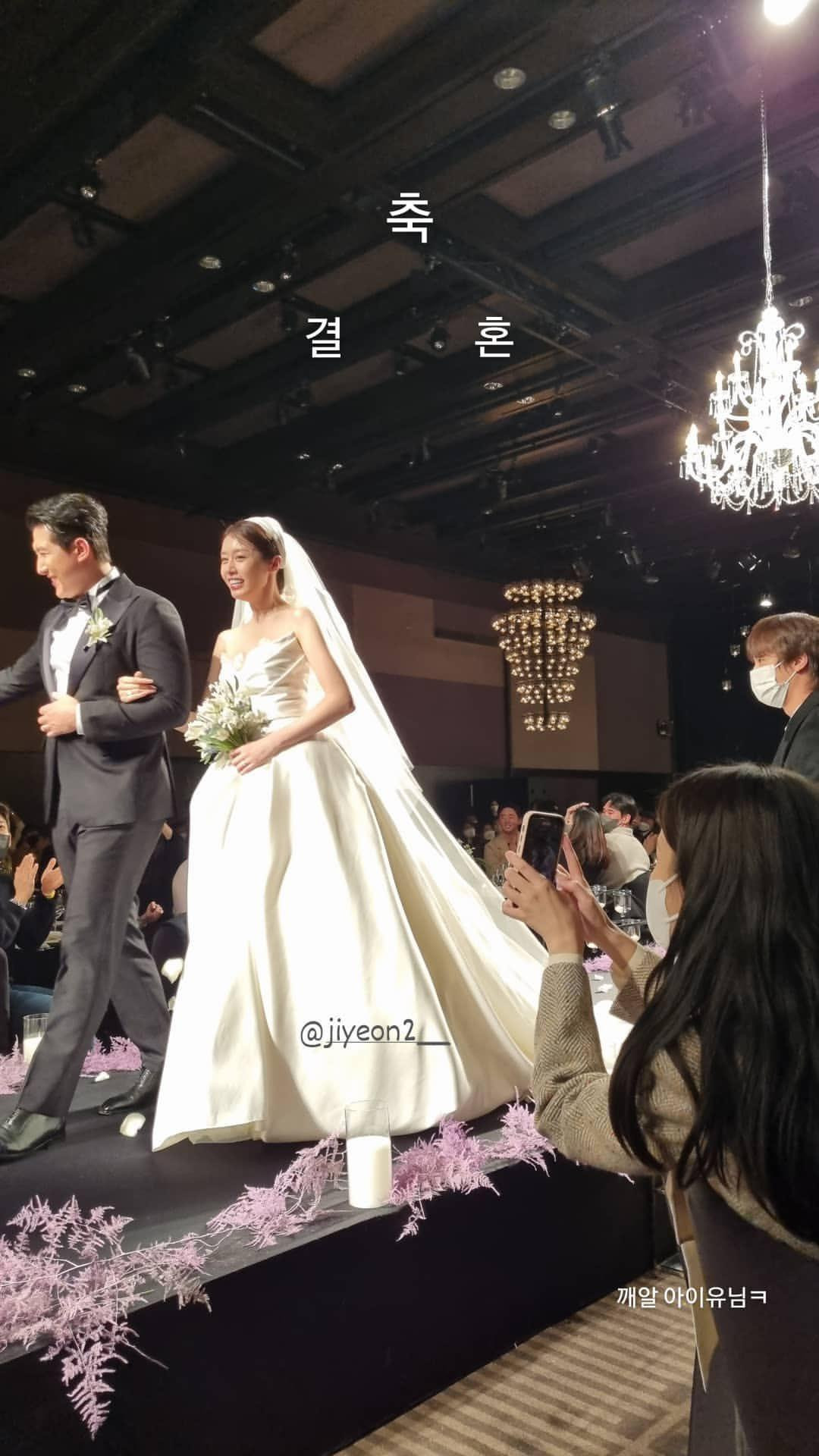 Jiyeon hạnh phúc bên chú rể Jae Gyun.