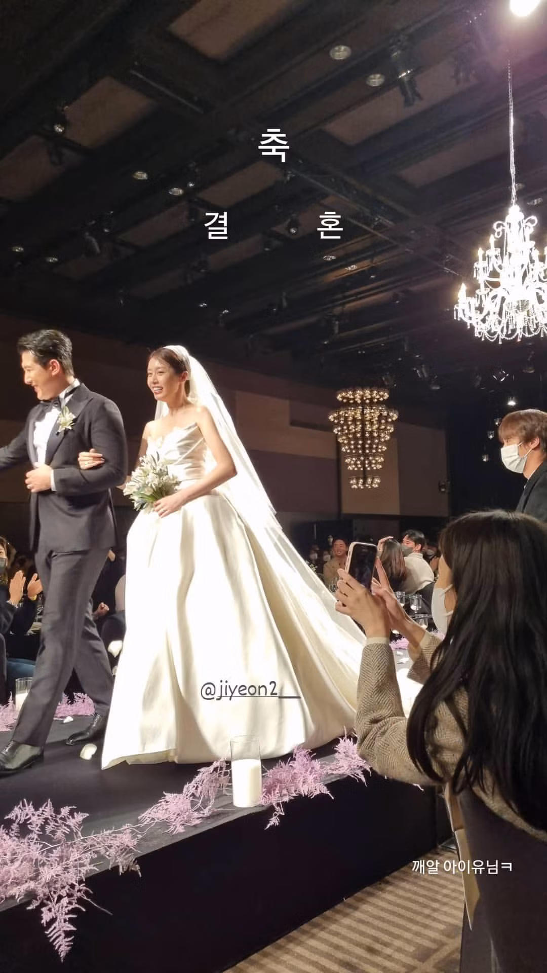 Jiyeon hạnh phúc bên chú rể Jae Gyun.