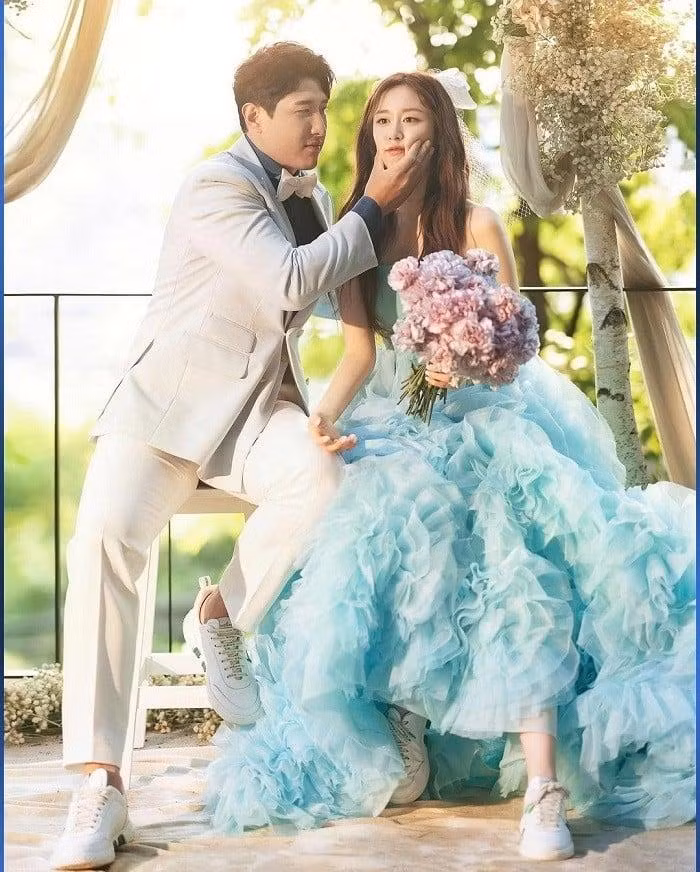Pose dáng đáng yêu của cặp đôi. Bức ảnh cũng để lộ cô dâu Jiyeon đi giày thể thao, thay vì giày cao gót.