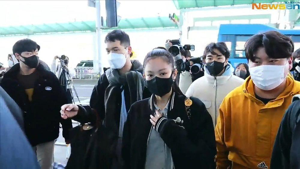 Phóng viên và người hâm mộ vây quanh không còn là hình ảnh xa lạ khi Jennie xuất hiện.