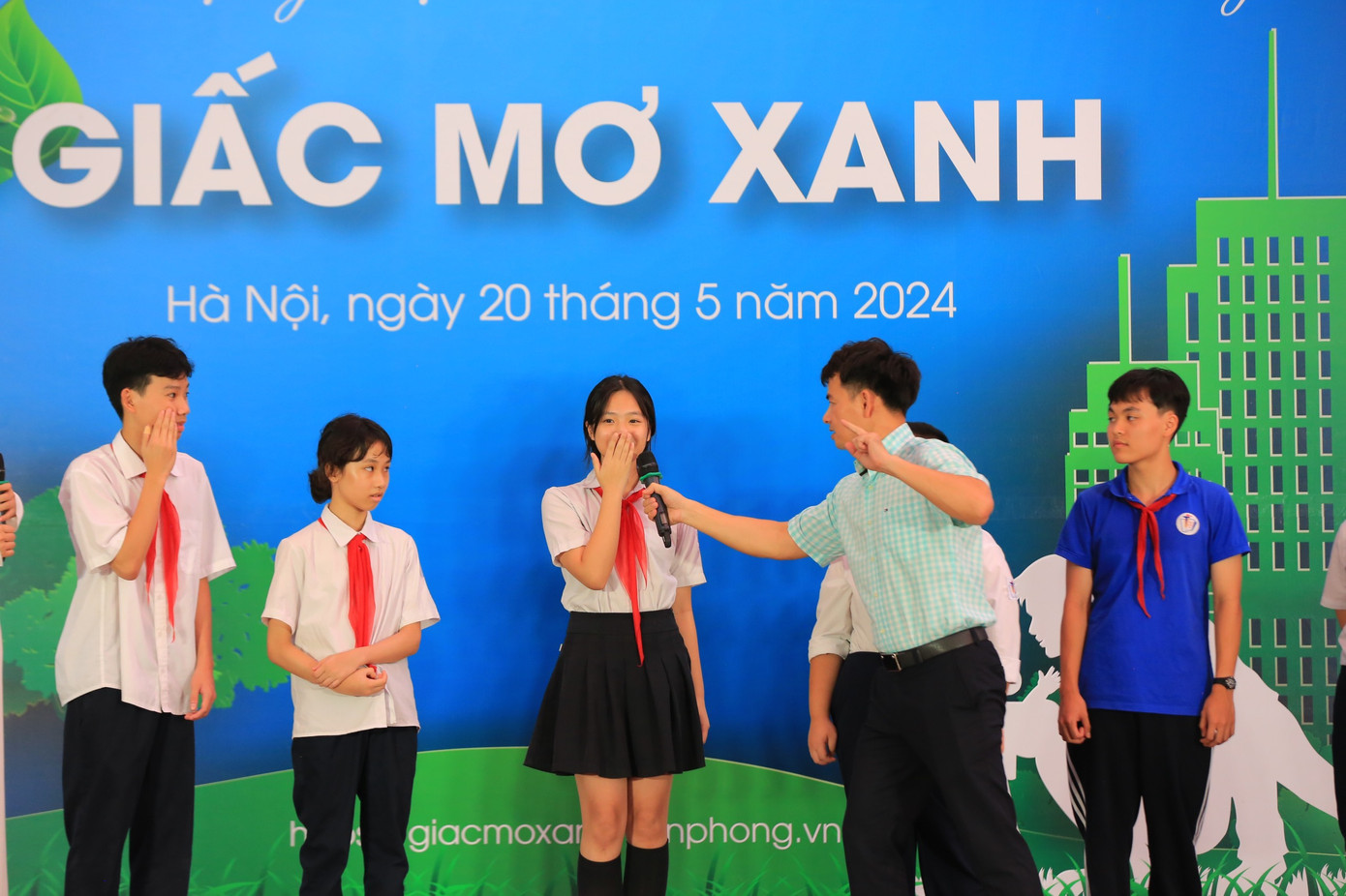 NSND Xuân Bắc, Giám đốc nhà hát kịch Việt Nam và Á hậu 1 Hoa hậu Thế giới Việt Nam 2023 Đào Hiền giao lưu cùng học sinh. 20 học sinh có câu trả lời thú vị được nhận mỗi học sinh 1 phiếu mua hàng tại hệ thống nhà sách của Công ty cổ phần Tiền Phong. Ảnh: Trọng Tài NSND Xuân Bắc, Giám đốc nhà hát kịch Việt Nam và Á hậu 1 Hoa hậu Thế giới Việt Nam 2023 Đào Hiền giao lưu cùng học sinh. 20 học sinh có câu trả lời thú vị được nhận mỗi học sinh 1 phiếu mua hàng tại hệ thống nhà sách của Công ty cổ phần Tiền Phong. Ảnh: Trọng Tài