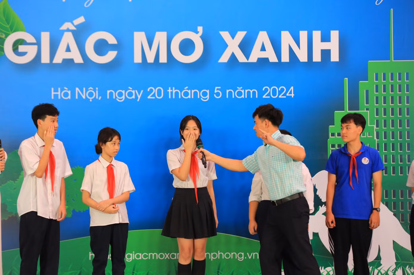 NSND Xuân Bắc, Giám đốc nhà hát kịch Việt Nam và Á hậu 1 Hoa hậu Thế giới Việt Nam 2023 Đào Hiền giao lưu cùng học sinh. 20 học sinh có câu trả lời thú vị được nhận mỗi học sinh 1 phiếu mua hàng tại hệ thống nhà sách của Công ty cổ phần Tiền Phong. Ảnh: Trọng Tài