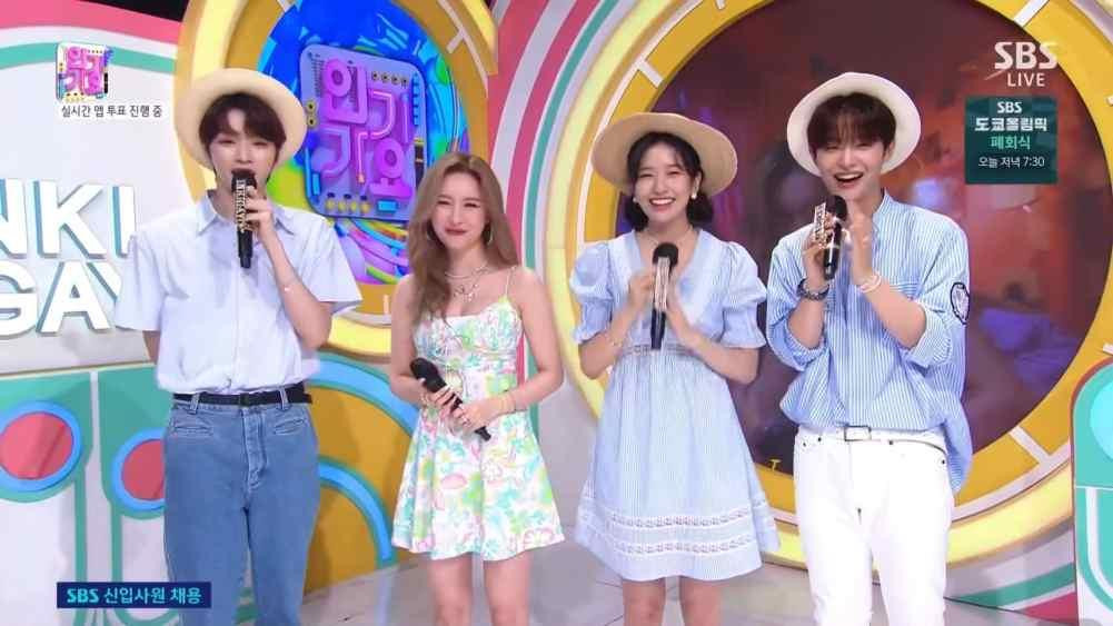 Nhưng lại "lọt thỏm" giữa dàn hậu bối sở hữu chiều cao vượt trội. Nhưng lại "lọt thỏm" giữa dàn hậu bối sở hữu chiều cao vượt trội.