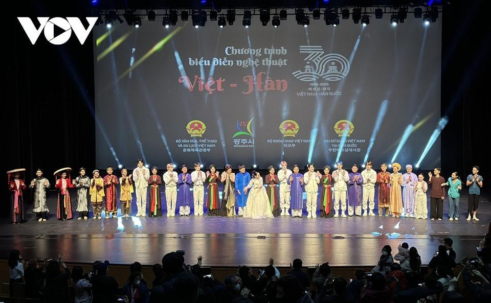 Nhiều nghệ sĩ Việt Nam cũng tham gia biểu diễn trong chương trình. - Ảnh: VOV Nhiều nghệ sĩ Việt Nam cũng tham gia biểu diễn trong chương trình. - Ảnh: VOV