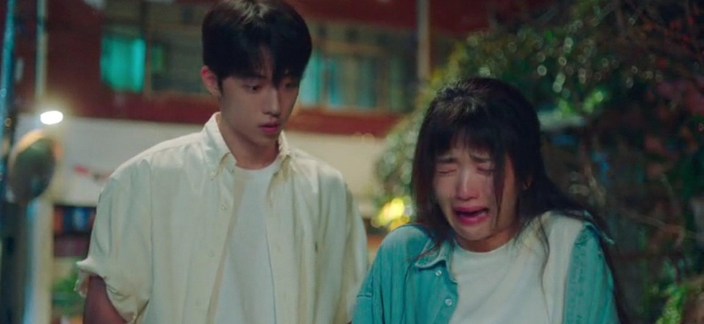 Hùng hổ nạt Yi Jin hôm trước, nhưng khi trả truyện, Hee Do khóc nấc vì xấu hổ, bởi phải trả cuốn truyện chắp vá trang rách do mẹ cô đã xé và ném đi trong lúc tức giận. Hùng hổ nạt Yi Jin hôm trước, nhưng khi trả truyện, Hee Do khóc nấc vì xấu hổ, bởi phải trả cuốn truyện chắp vá trang rách do mẹ cô đã xé và ném đi trong lúc tức giận.