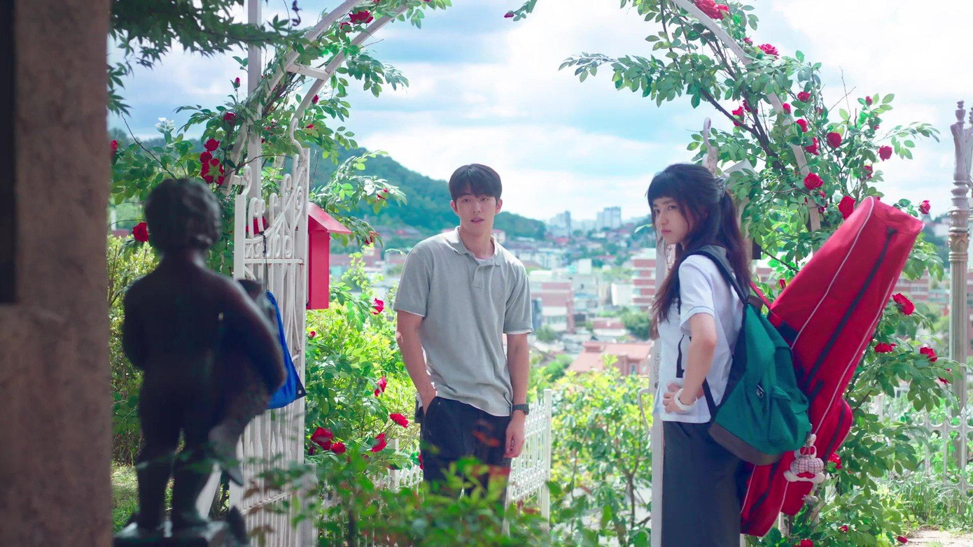 Hee Do một mực bắt Yi Jin phải đền vì ném báo làm hỏng bức tượng. Hee Do một mực bắt Yi Jin phải đền vì ném báo làm hỏng bức tượng.