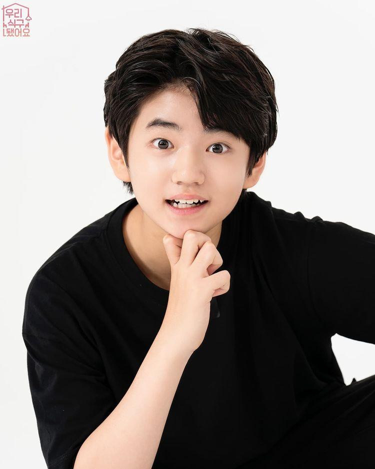 Tuy nói bất kể ai thua sẽ đều phải làm nhưng vì Kang Hoon là cháu cưng duy nhất trong nhà nên các chú đều tìm cách giải vây đểcậu nhóc không phải làm việc nhà.