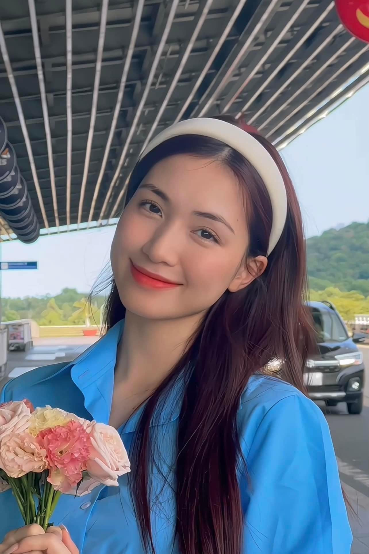 Hòa Minzy &quot;đu trend&quot; tại sân bay.