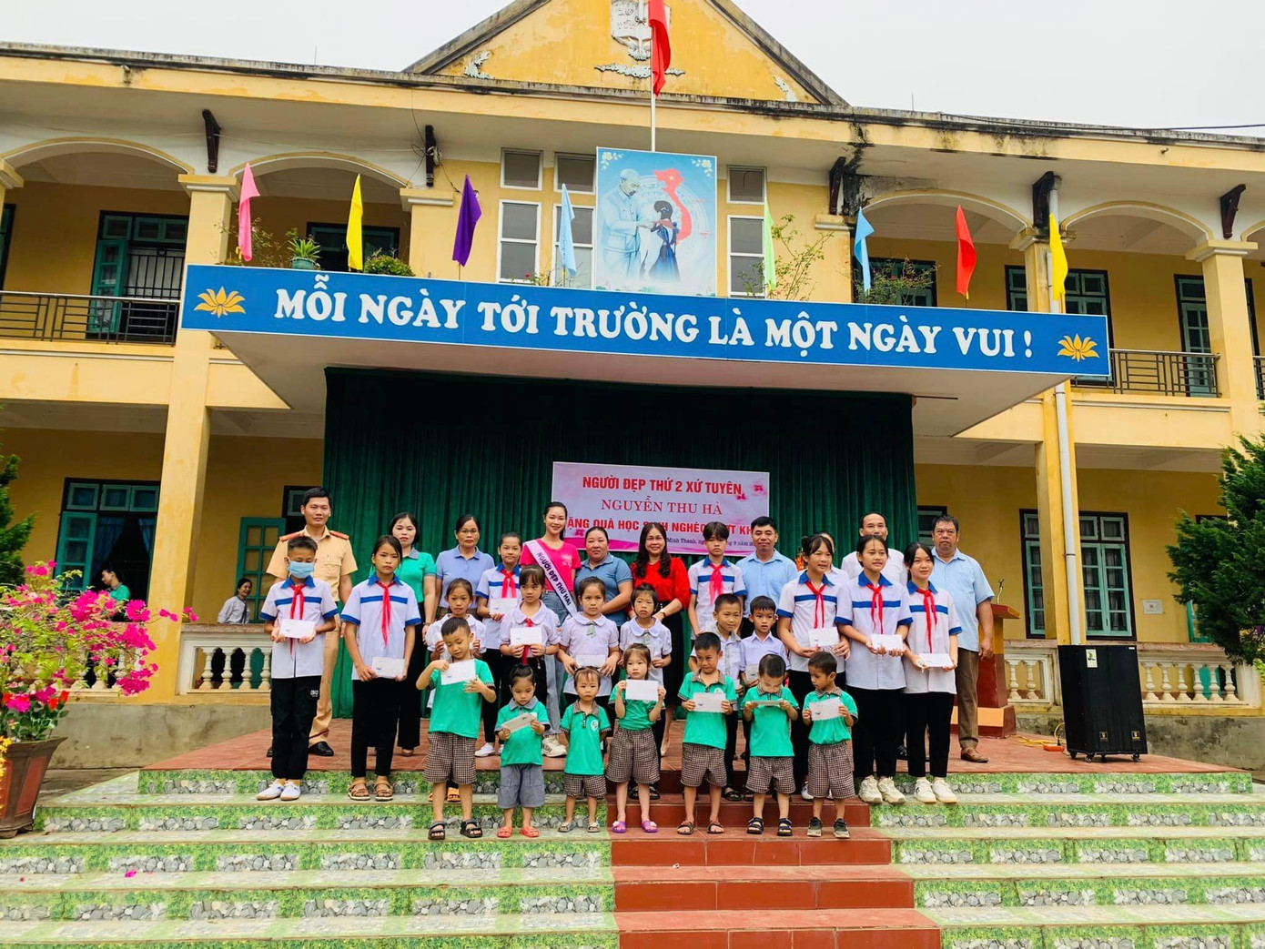 Thu Hà tham gia các hoạt động trao thưởng cho học sinh nghèo vượt khó sau khi giành chiến thắng tại Người đẹp xứ Tuyên 2022.