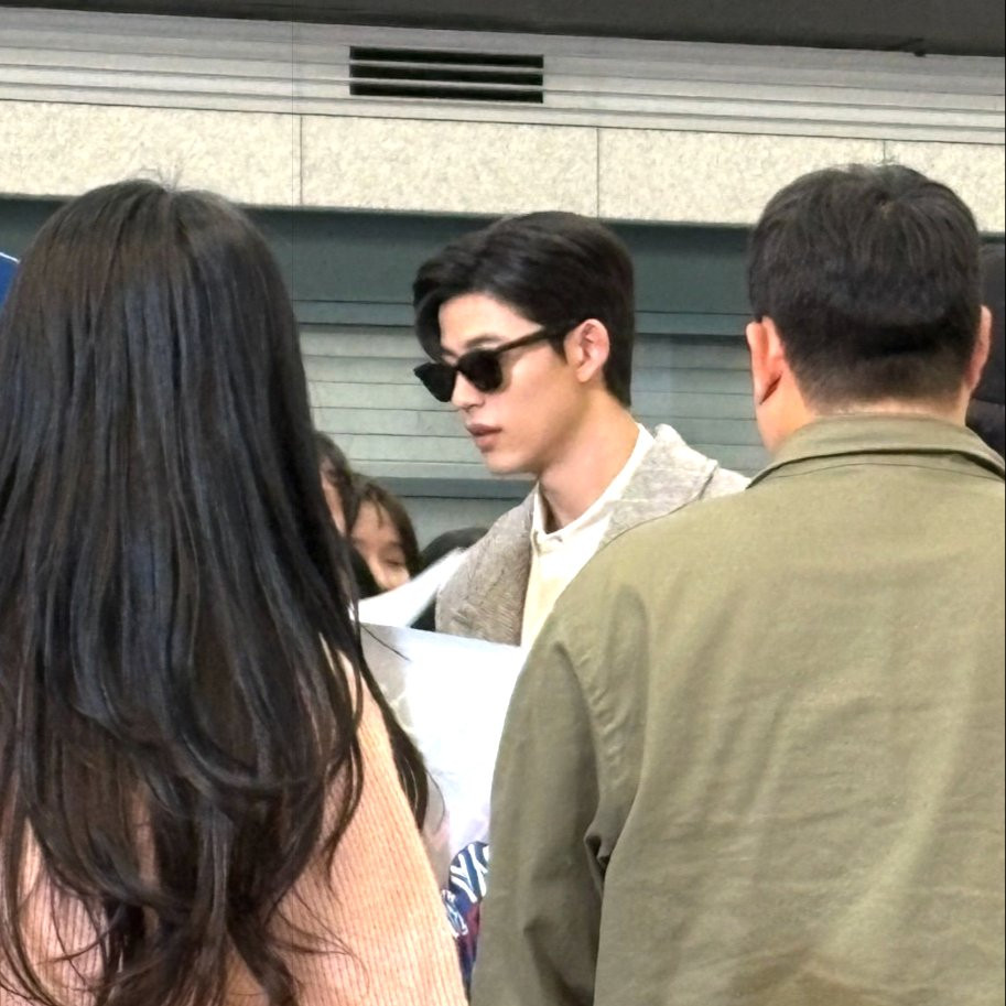 Tạo hình khác của Kim Hye Yoon và Lomon trong ảnh được người qua đường chụp lại khi ghi hình. Tạo hình khác của Kim Hye Yoon và Lomon trong ảnh được người qua đường chụp lại khi ghi hình.