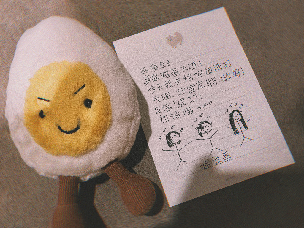 Thư tay của Chi Pu gửi Lưu Nhã Sắt cùng thú bông quả trứng. Chi Pu cũng gọi người chị bằng biệt danh Bánh Bao.