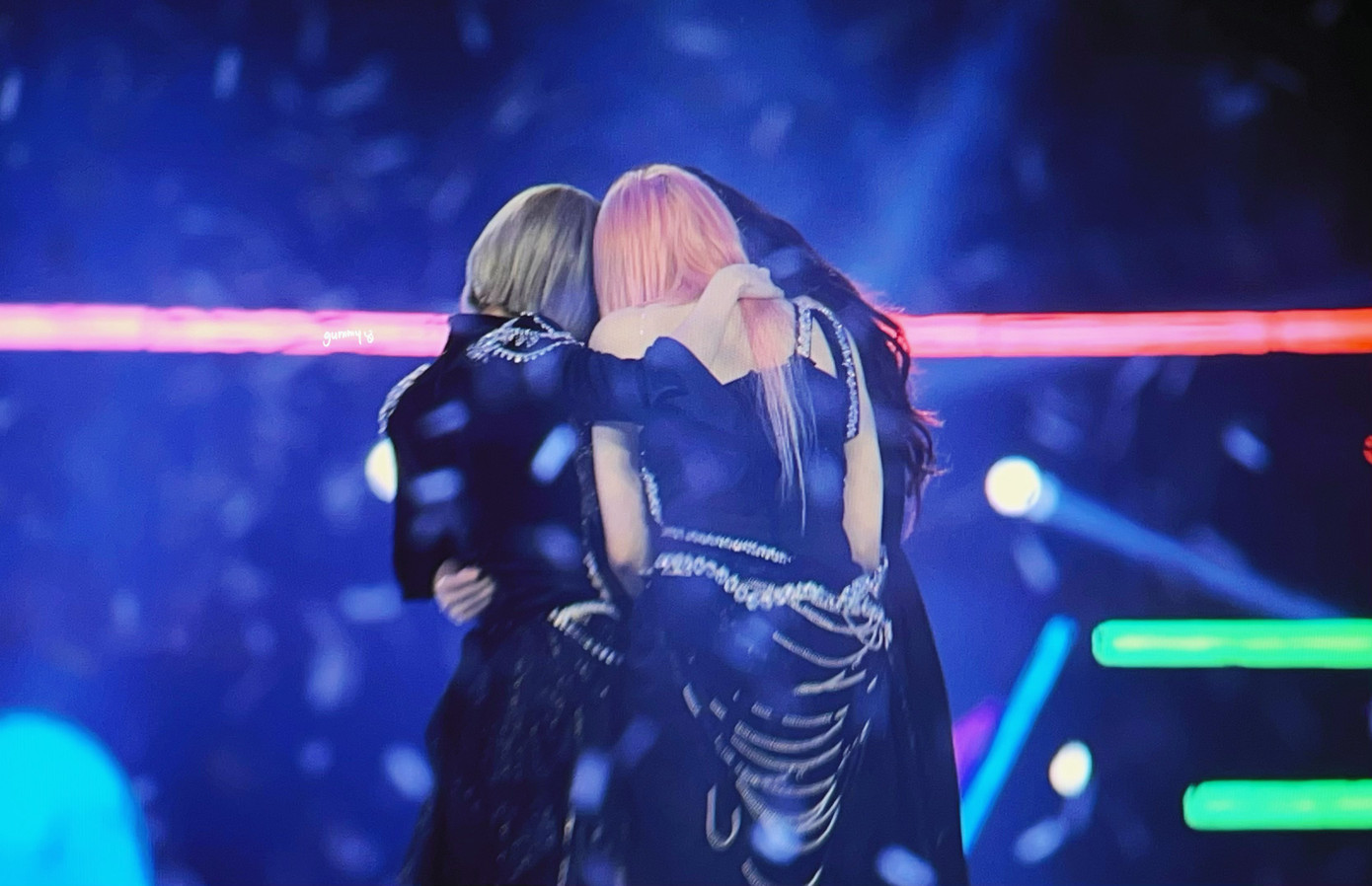 aespa trao nhau "group hug" sau khi thắng 3 Daesang tại MMA 2024. Khoảnh khắc này đang được fan chia sẻ chóng mặt vì xúc động. aespa trao nhau "group hug" sau khi thắng 3 Daesang tại MMA 2024. Khoảnh khắc này đang được fan chia sẻ chóng mặt vì xúc động.