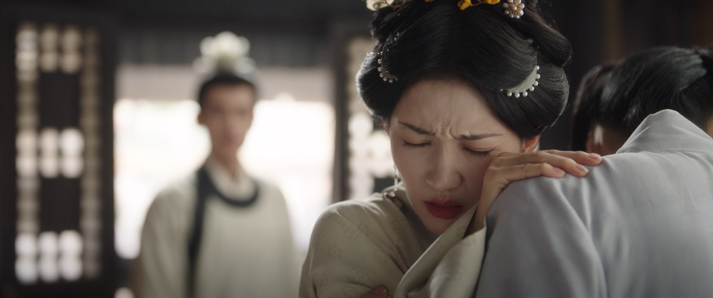 Đỗ thám hoa vung roi trực đánh nha hoàn nhưng Thọ Hoa lại lao ra đỡ, tâm can chàng cũng vụn vỡ. Đỗ thám hoa vung roi trực đánh nha hoàn nhưng Thọ Hoa lại lao ra đỡ, tâm can chàng cũng vụn vỡ.