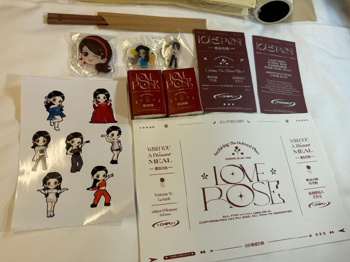 Một &quot;trạm tỷ&quot; của Chi Pu tại Trung Quốc đã làm một set quà đặc biệt dành tặng cho khách hàng tới ủng hộ thần tượng vào ngày khai trương.